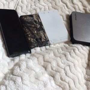4 Portable Charges : IPhone And Android Charger. +